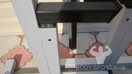 СТОЙКИ ДЛЯ ЖИМУ ШТАНГИ З РЕГУЛЮВАННЯМ ВИСОТИ І СТРАХОВКАМИ ДЛЯ ПРИСІДАНЬ.