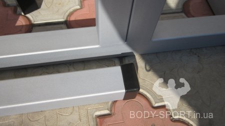 СТОЙКИ ДЛЯ ЖИМУ ШТАНГИ З РЕГУЛЮВАННЯМ ВИСОТИ І СТРАХОВКАМИ ДЛЯ ПРИСІДАНЬ.